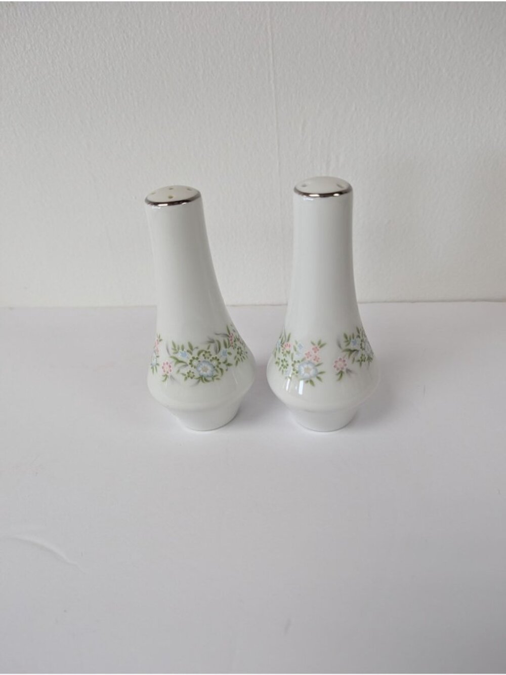 Taihei China Fine China Salt & Pepper Shakers Floral Silver Trim Japan